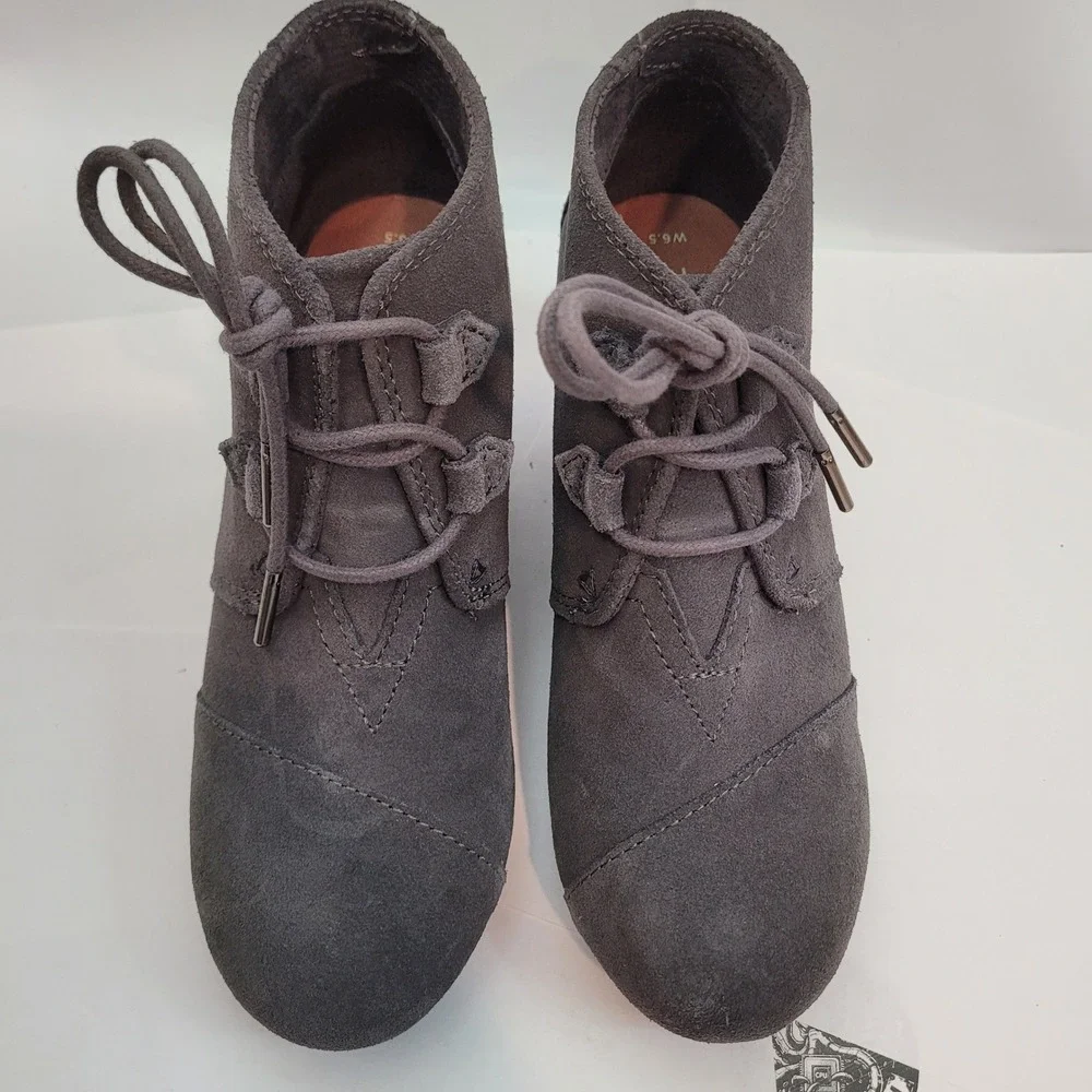 TOMS Desert Wedge 10012957 Grey Suede Lace Up Ankle Booties Womens 6.5 Excellent
